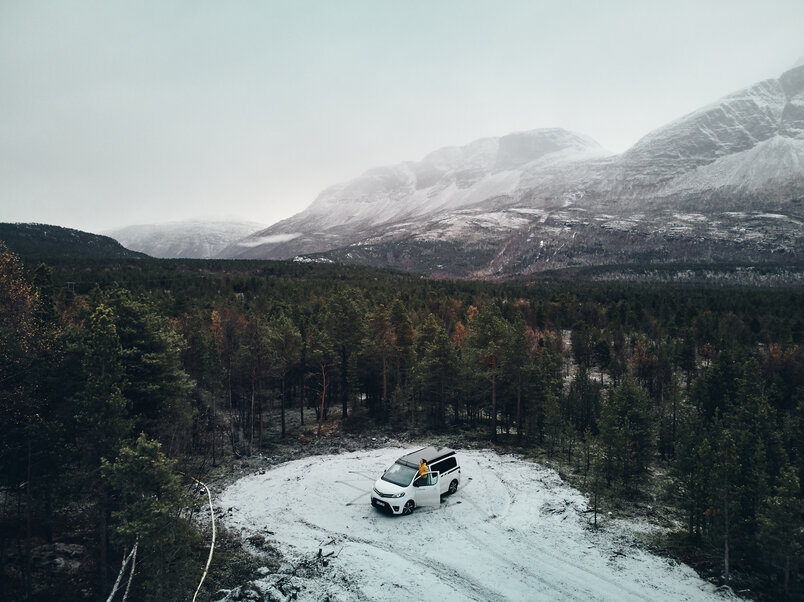 CROSSCAMP parkt in Waldlichtung beim Wintercamping in Norwegen