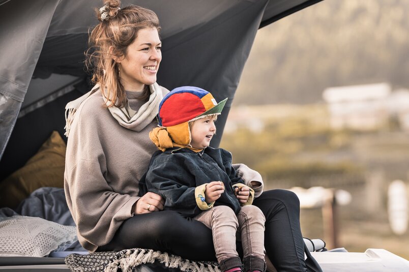 Familie genießt Aussicht aus dem Aufstelldach des CROSSCAMPs beim Camping in Südeuropa