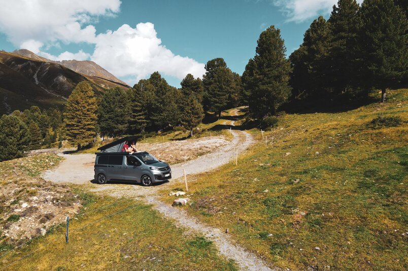 Camper Van an der Strecke des Transalping Run