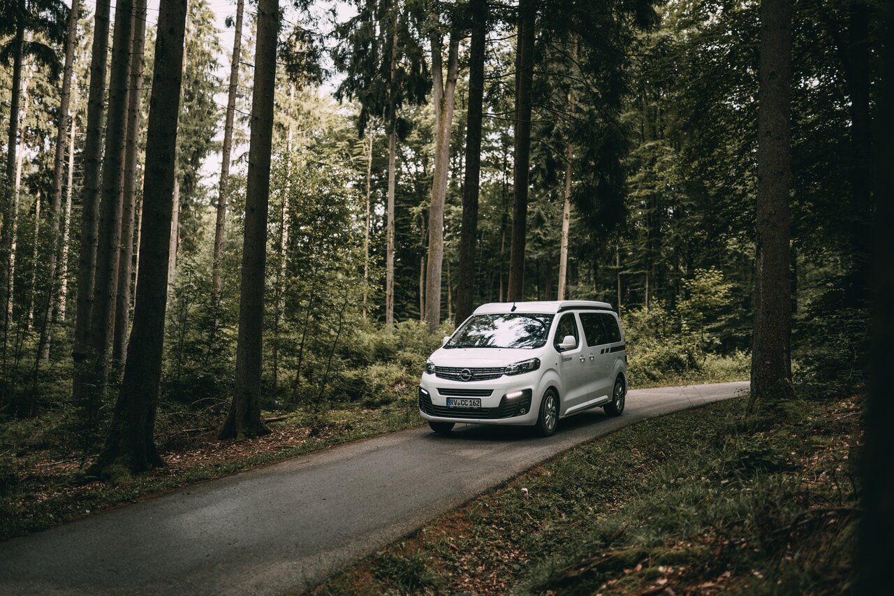 Julia vom Blog Globusliebe mit dem CROSSCAMP unterwegs in der Eifel