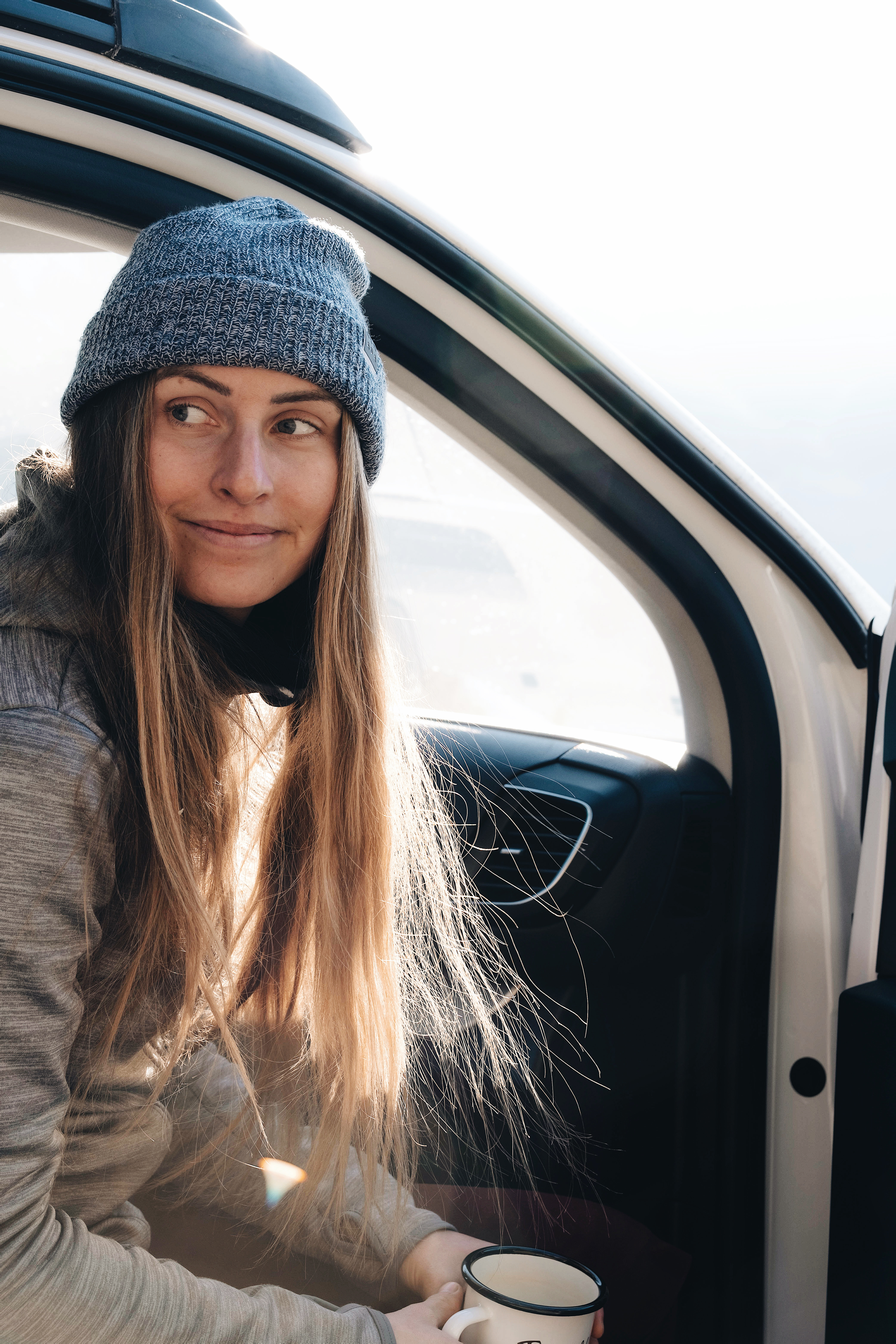 Skibergsteigerin Laura beim Wintercamping mit dem CROSSCAMP