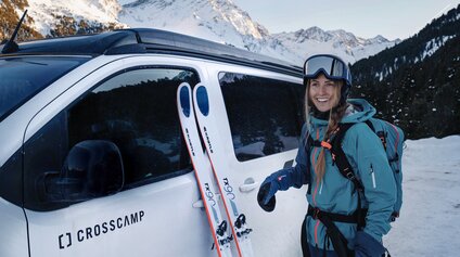 Skibergsteigerin Laura unterwegs mit dem CROSSCAMP LITE in Kärnten