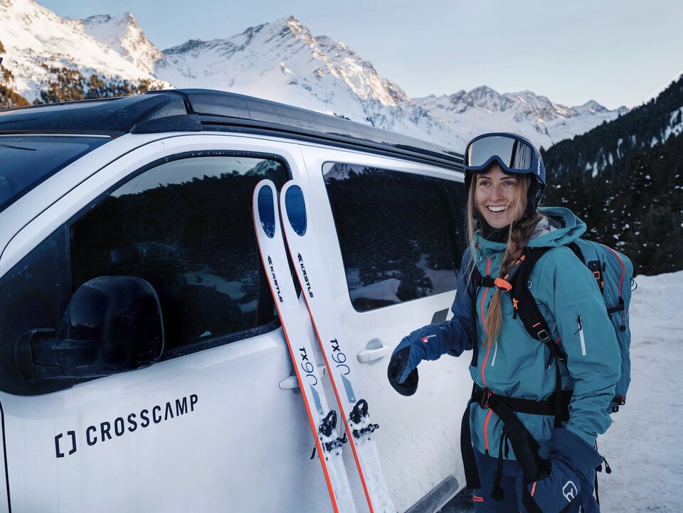 Skibergsteigerin Laura unterwegs mit dem CROSSCAMP LITE in Kärnten