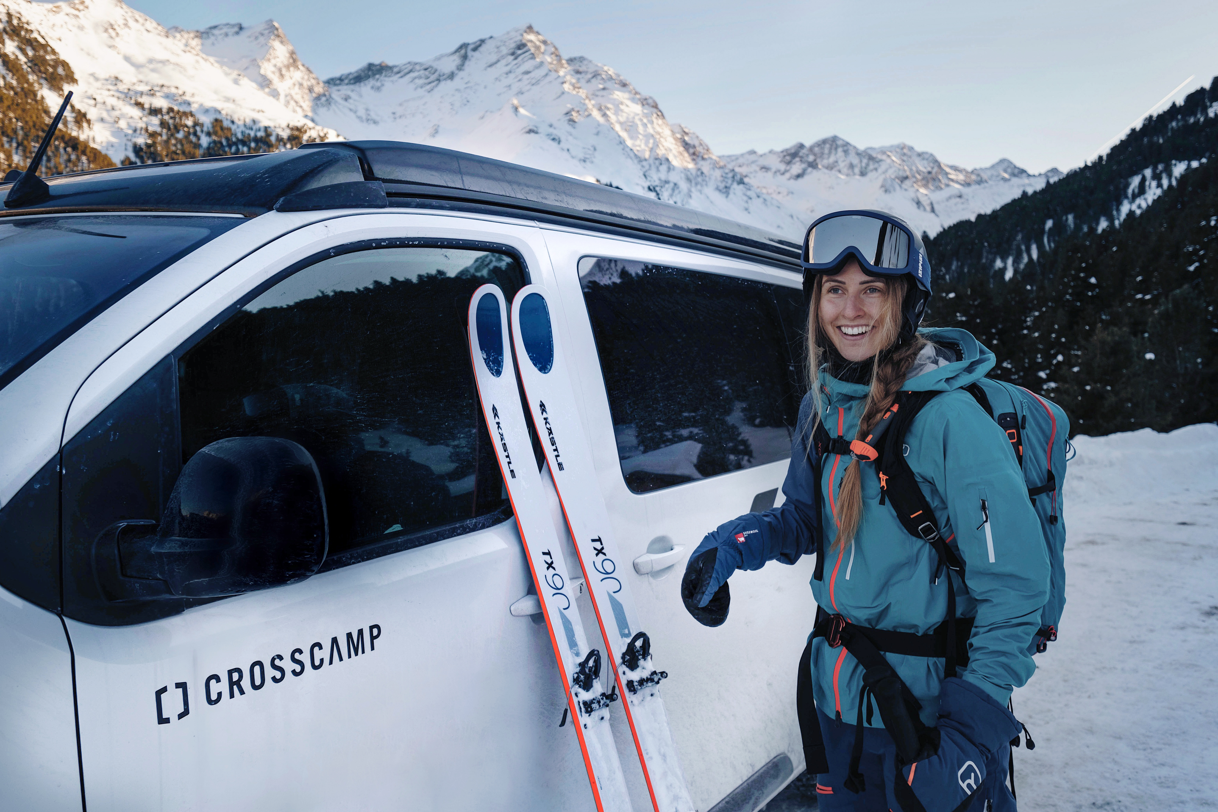 Skibergsteigerin Laura unterwegs mit dem CROSSCAMP LITE in Kärnten