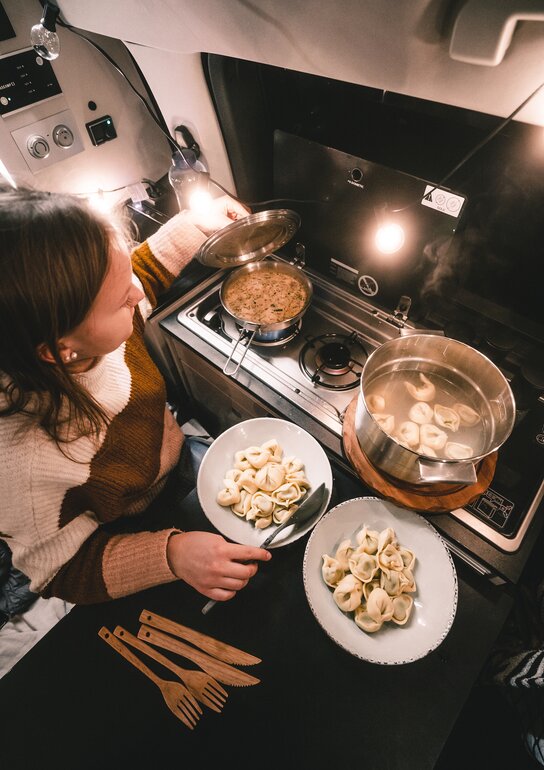 Kochen im CROSSCAMP beim Wintercamping