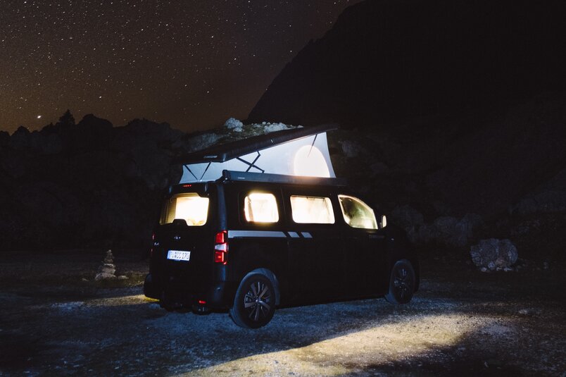 Sternenklare Nacht über dem CROSSCAMP beim Campen in Slowenien