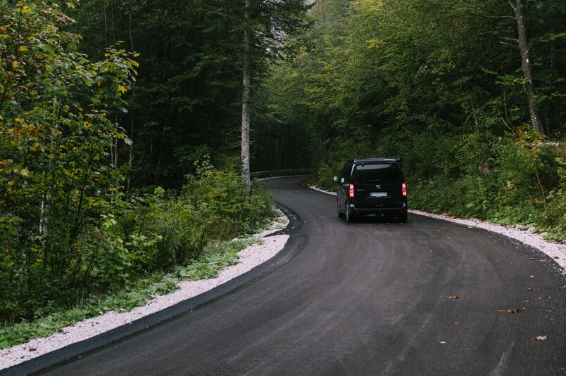 CROSSCAMP auf nebeliger Bergstraße in Slowenien