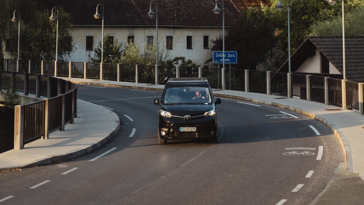 CROSSCAMP fährt durch kleine Stadt in Slowenien