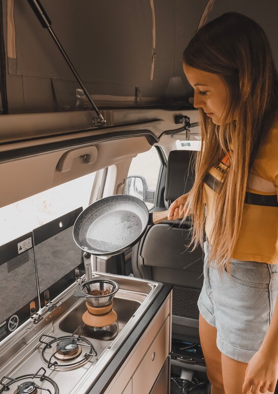 Alina Jäger kocht in der Küche des CROSSCAMP beim Camping