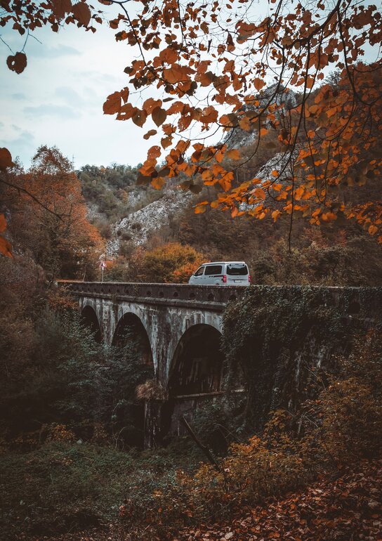 CROSSCAMP auf herbstlicher Brücke in den Dolomiten 