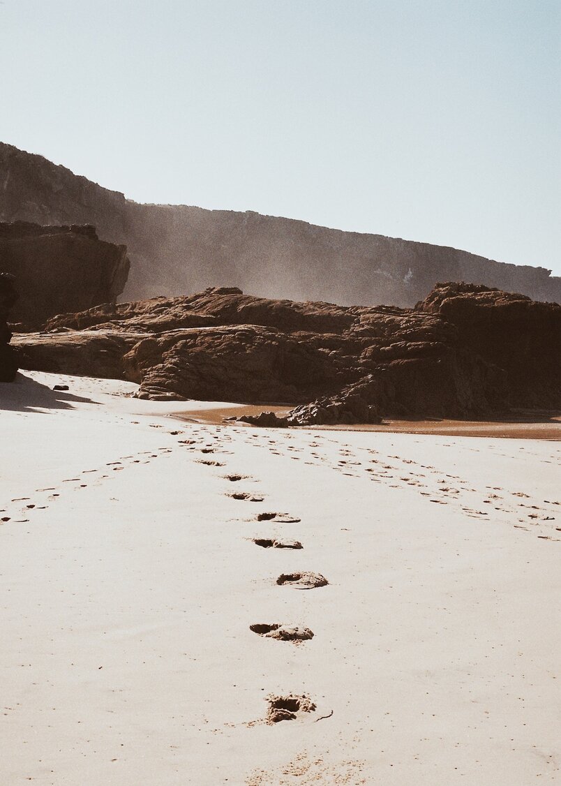 Fußspuren am Strand in Portugal