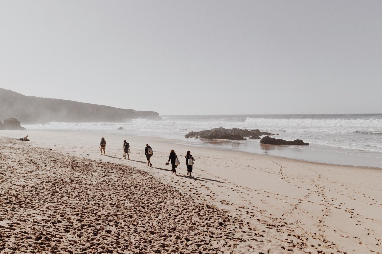 Freunde gehen am Strand in Portugal spazieren