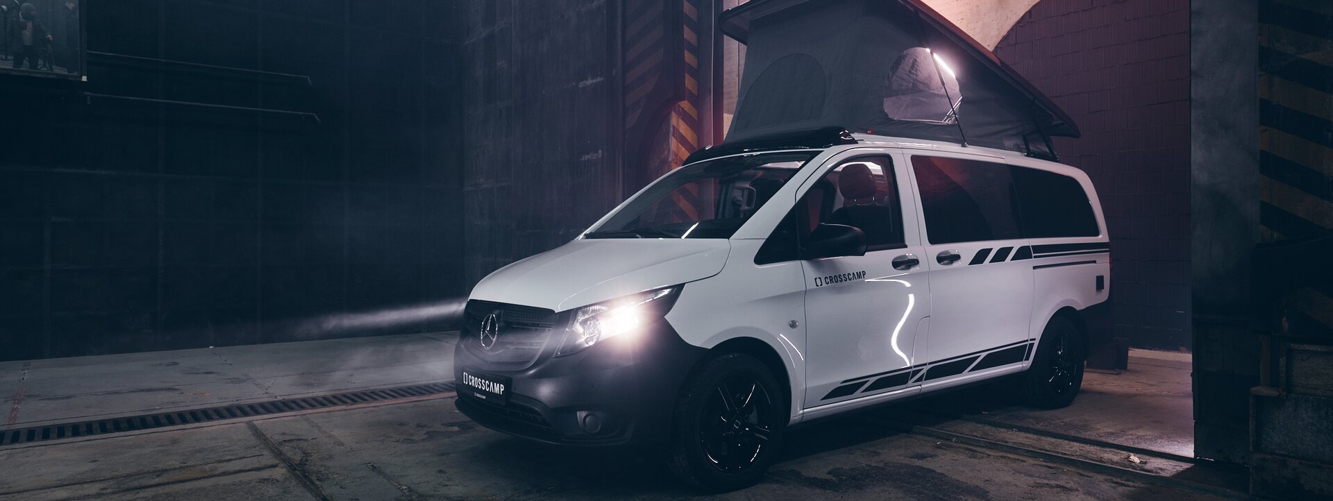 Urban Camper BASE X von CROSSCAMP fährt aus Garage