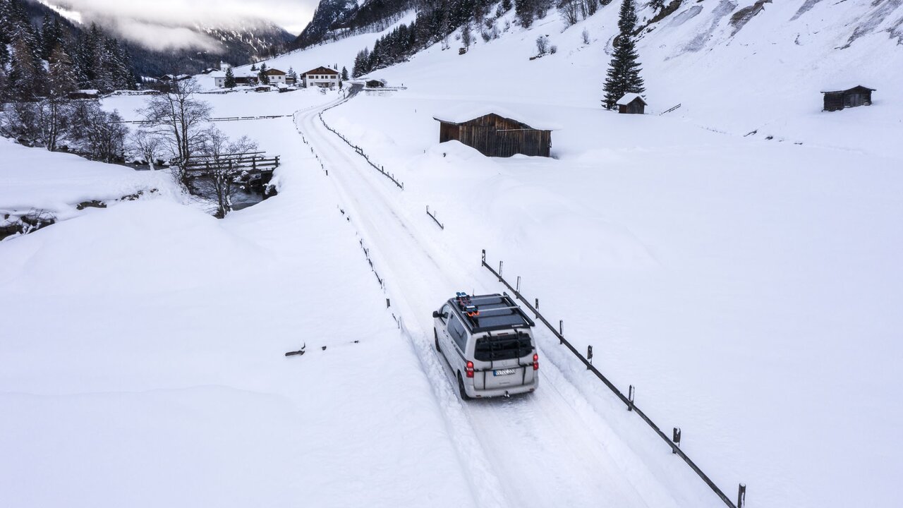 CROSSCAMP Camper Van in Winterlandschaft